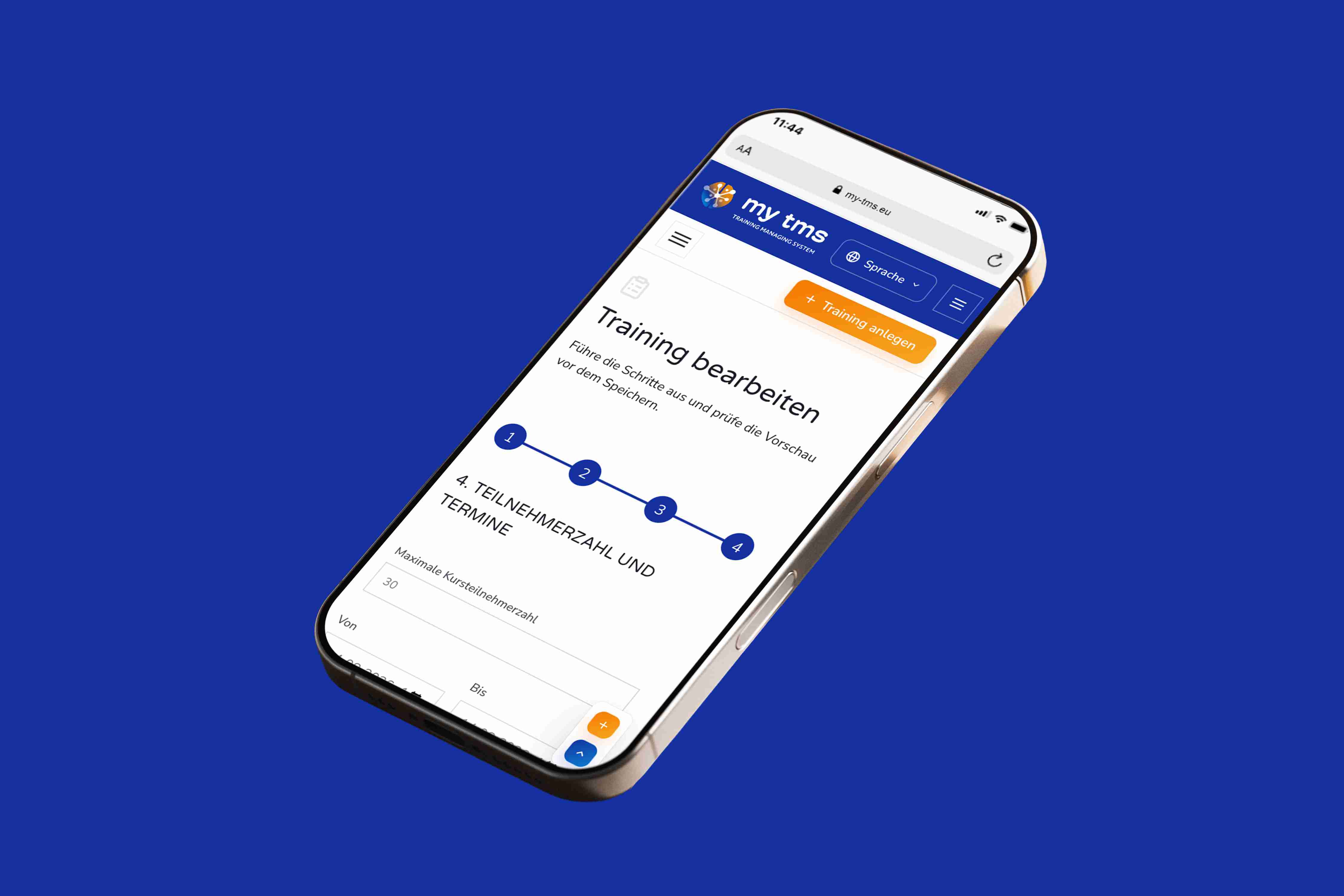 Laptop, Tablet und Smartphone zeigen die responsive Benutzeroberfläche der „my tms“-Trainingsverwaltung vor blauem Hintergrund.